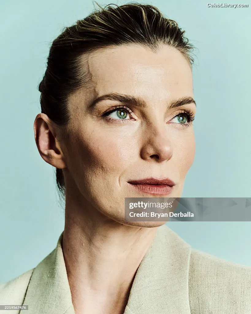 Betty Gilpin photo 2 of 272