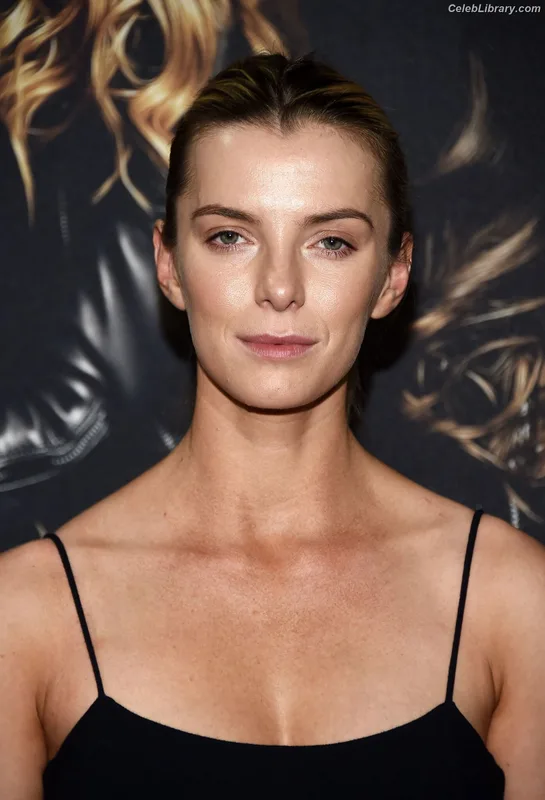 Betty Gilpin photo 2 of 273