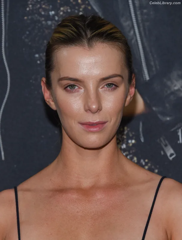 Betty Gilpin photo 7 of 273