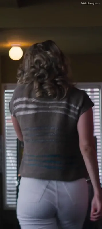 Betty Gilpin photo 11 of 273