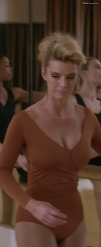 Betty Gilpin photo 12 of 273