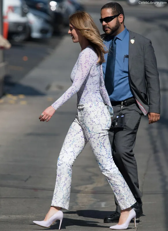 Betty Gilpin photo 14 of 273