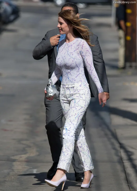 Betty Gilpin photo 15 of 273