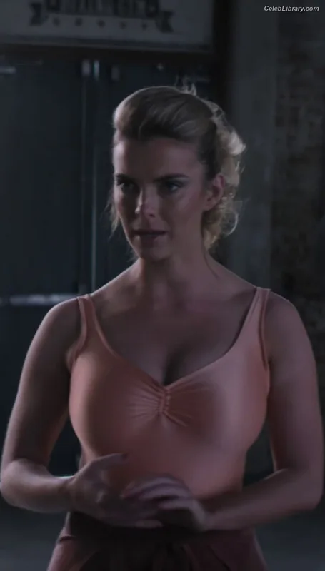 Betty Gilpin photo 21 of 273