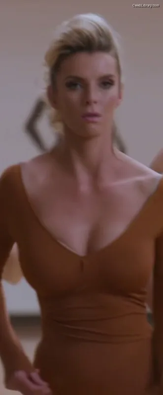 Betty Gilpin photo 4 of 273