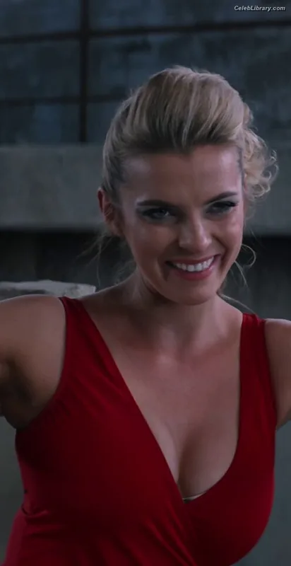 Betty Gilpin photo 19 of 273