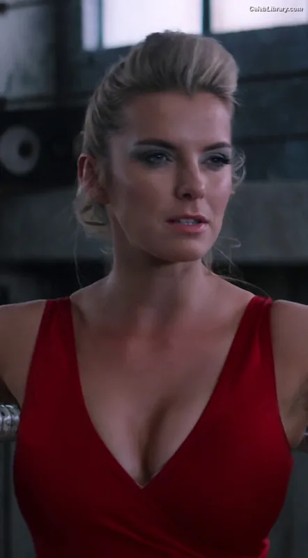 Betty Gilpin photo 22 of 273