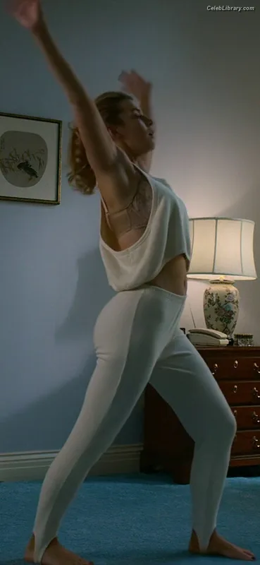 Betty Gilpin photo 3 of 273