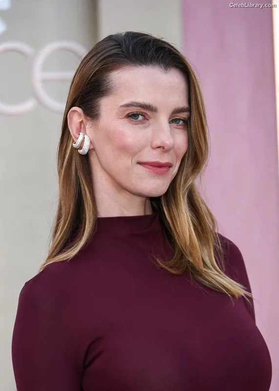 Betty Gilpin photo 8 of 273