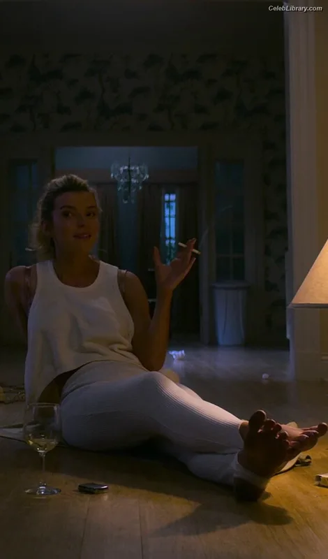 Betty Gilpin photo 9 of 273