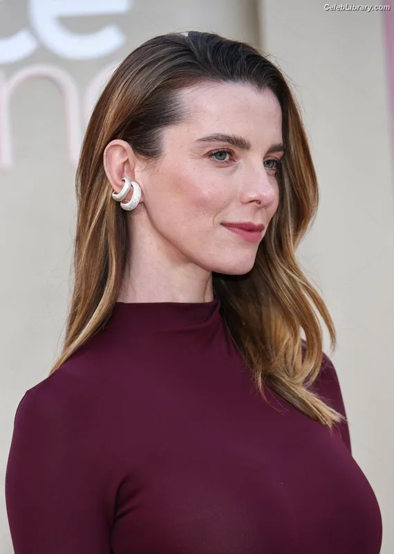 Betty Gilpin photo 11 of 273