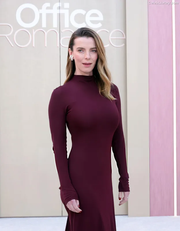 Betty Gilpin photo 13 of 273