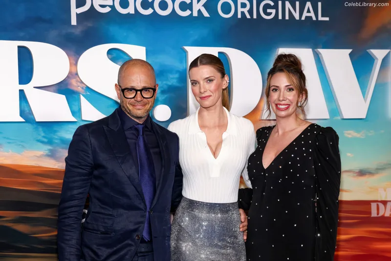 Betty Gilpin photo 17 of 273