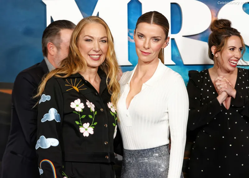 Betty Gilpin photo 19 of 273