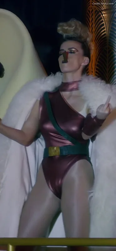 Betty Gilpin photo 21 of 273