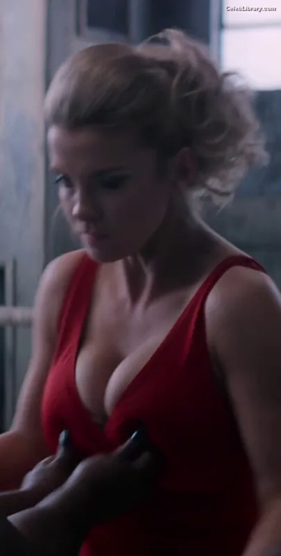 Betty Gilpin photo 24 of 273