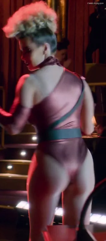 Betty Gilpin photo 16 of 273