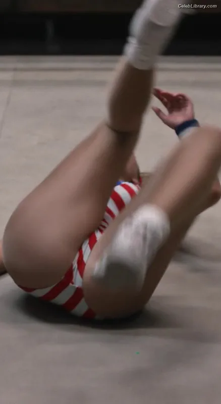 Betty Gilpin photo 19 of 273