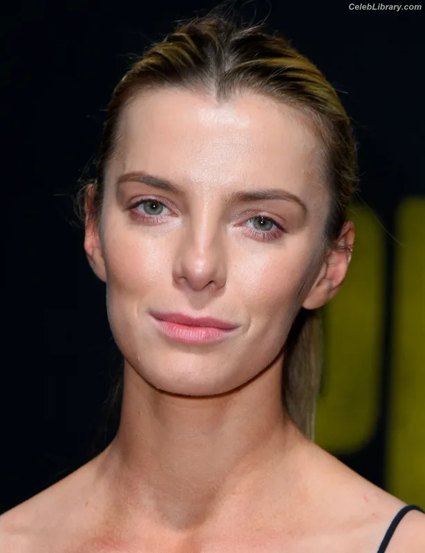 Betty Gilpin photo 13 of 273