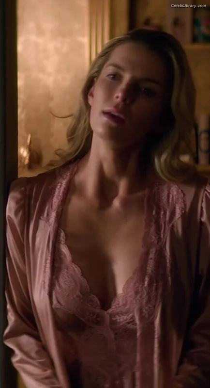 Betty Gilpin photo 24 of 273