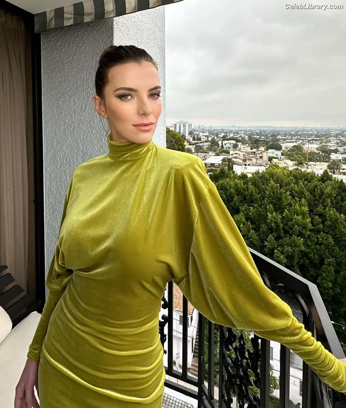 Betty Gilpin photo 1 of 273