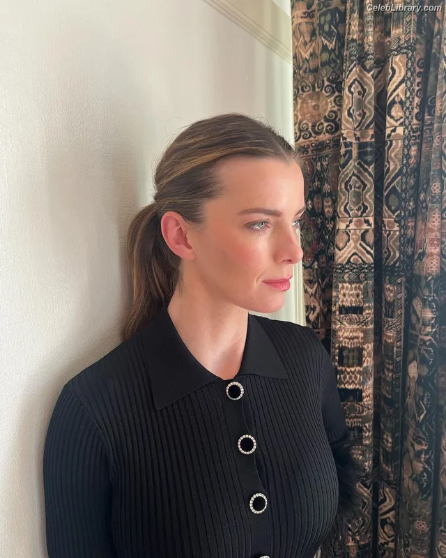 Betty Gilpin photo 3 of 273