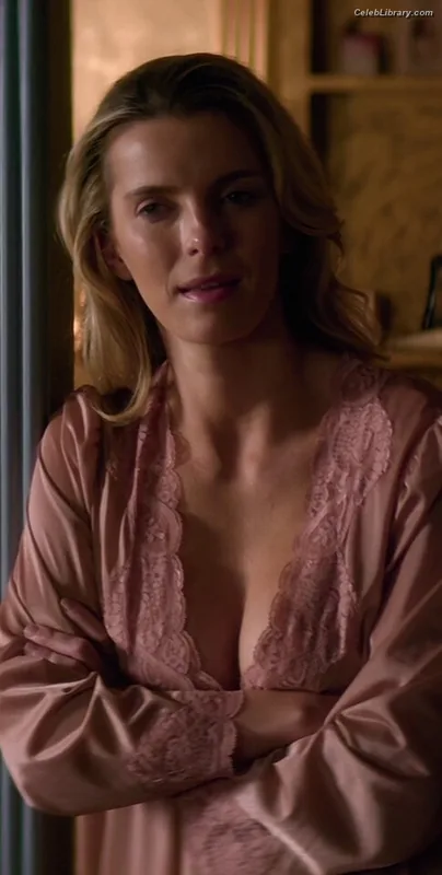Betty Gilpin photo 4 of 273