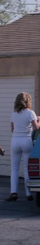 Betty Gilpin photo 5 of 273
