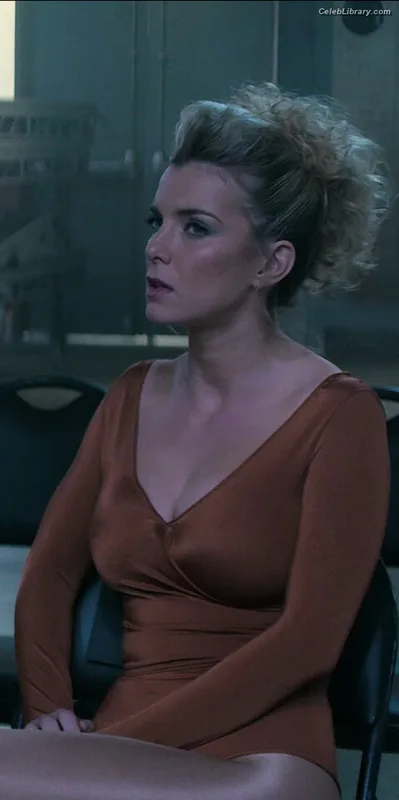 Betty Gilpin photo 6 of 273