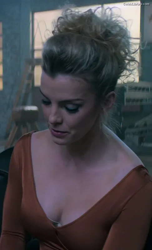 Betty Gilpin photo 8 of 273