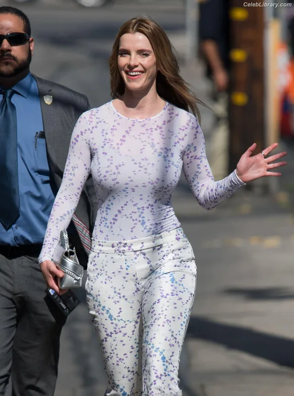 Betty Gilpin photo 12 of 273