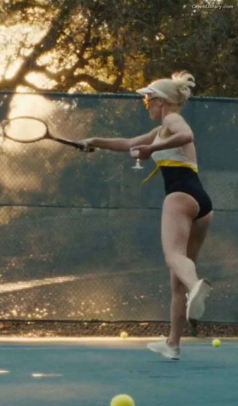 Betty Gilpin photo 16 of 273