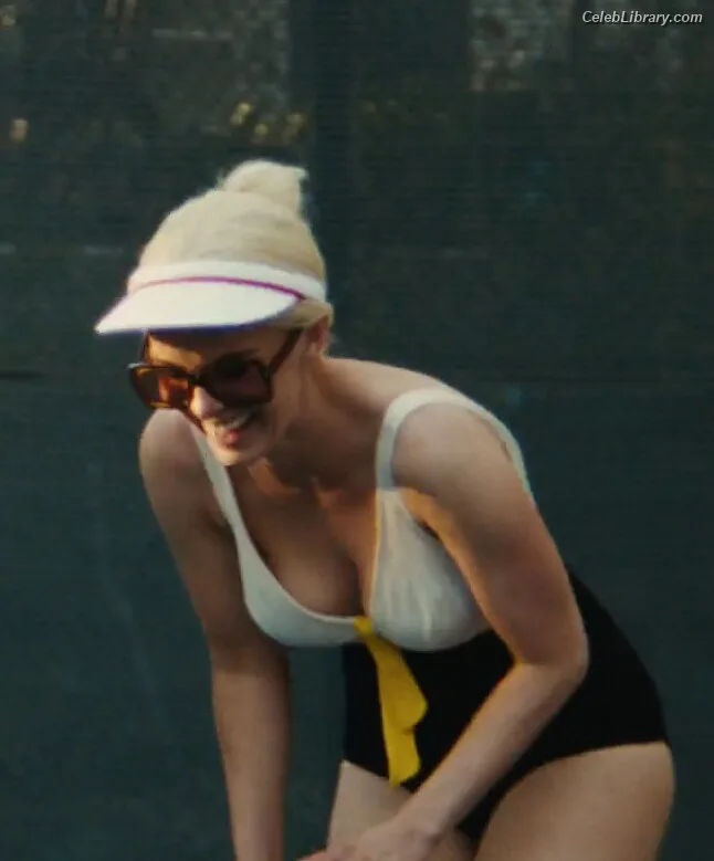 Betty Gilpin photo 3 of 273