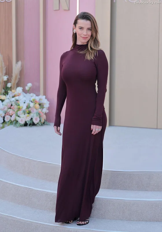 Betty Gilpin photo 7 of 273