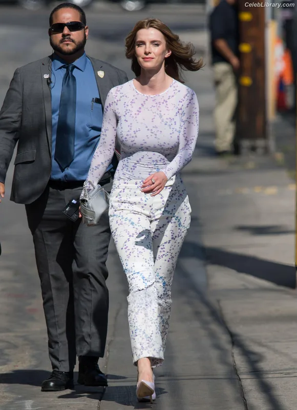 Betty Gilpin photo 9 of 273