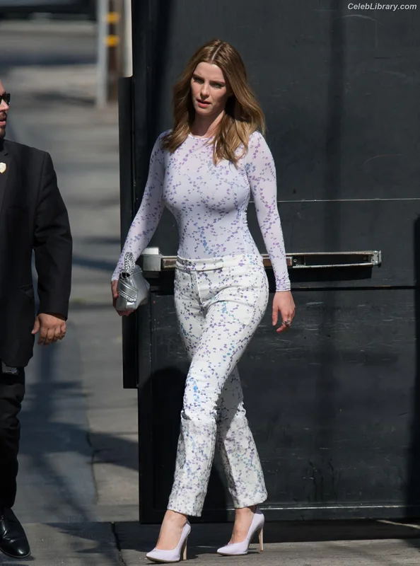 Betty Gilpin photo 10 of 273