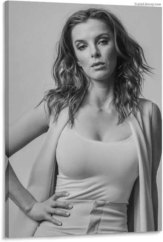 Betty Gilpin photo 12 of 273