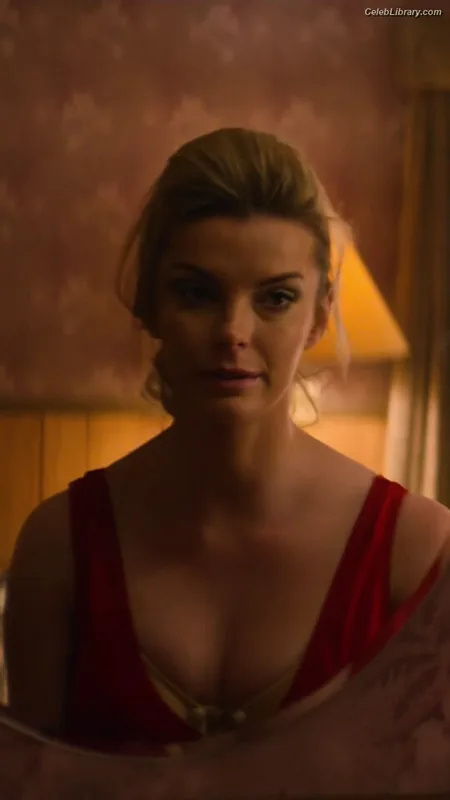 Betty Gilpin photo 10 of 273