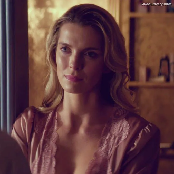 Betty Gilpin photo 13 of 273