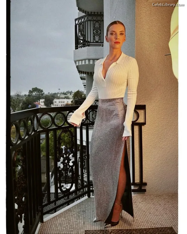 Betty Gilpin photo 19 of 273