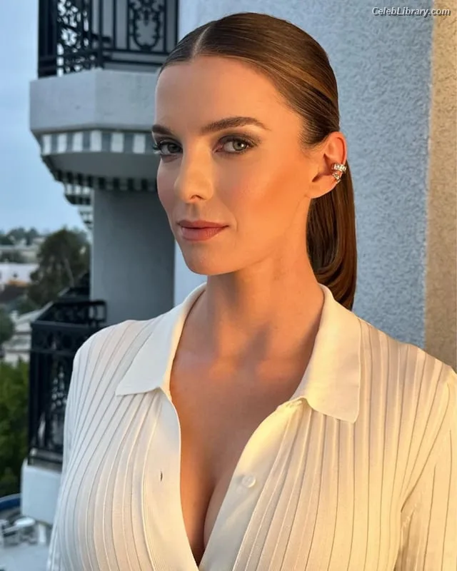 Betty Gilpin photo 20 of 273