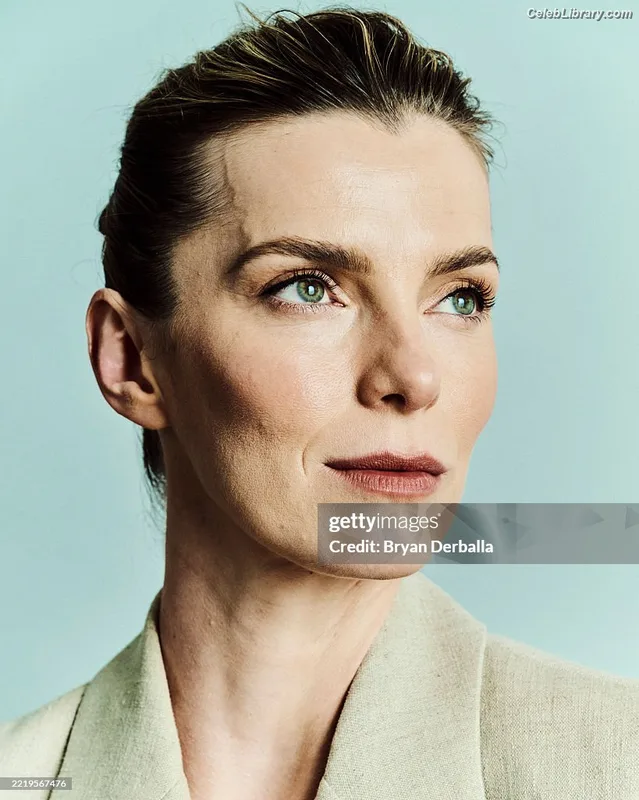 Betty Gilpin photo 2 of 273