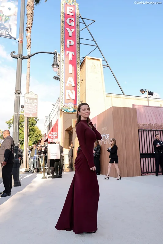Betty Gilpin photo 4 of 273