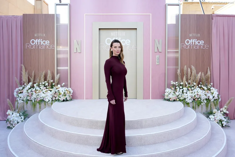 Betty Gilpin photo 9 of 273