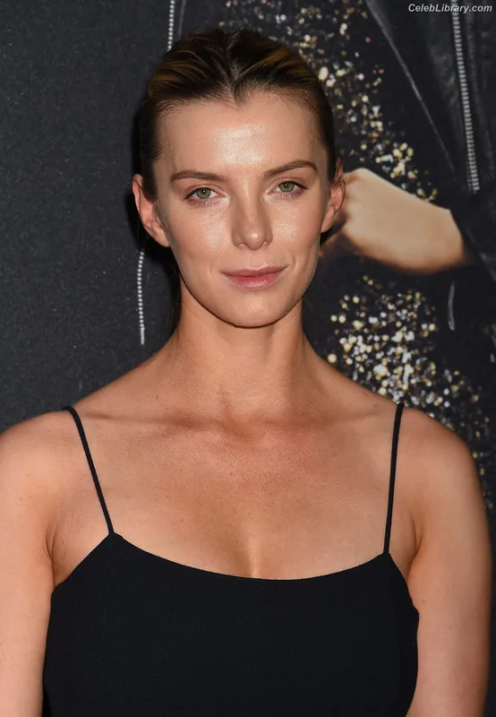 Betty Gilpin photo 13 of 273