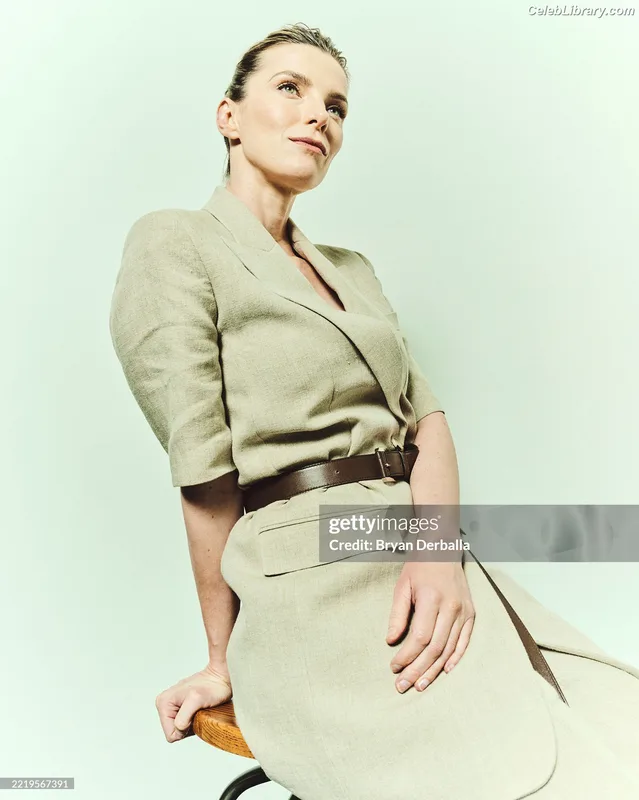 Betty Gilpin photo 18 of 273