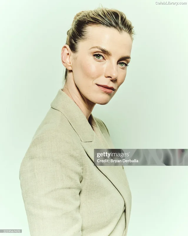 Betty Gilpin photo 20 of 273