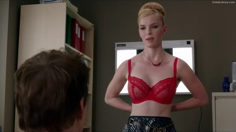 Betty Gilpin photo 3 of 273