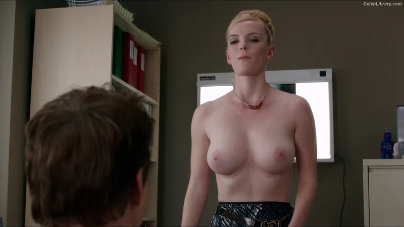 Betty Gilpin photo 4 of 273