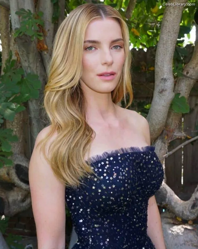 Betty Gilpin photo 23 of 273